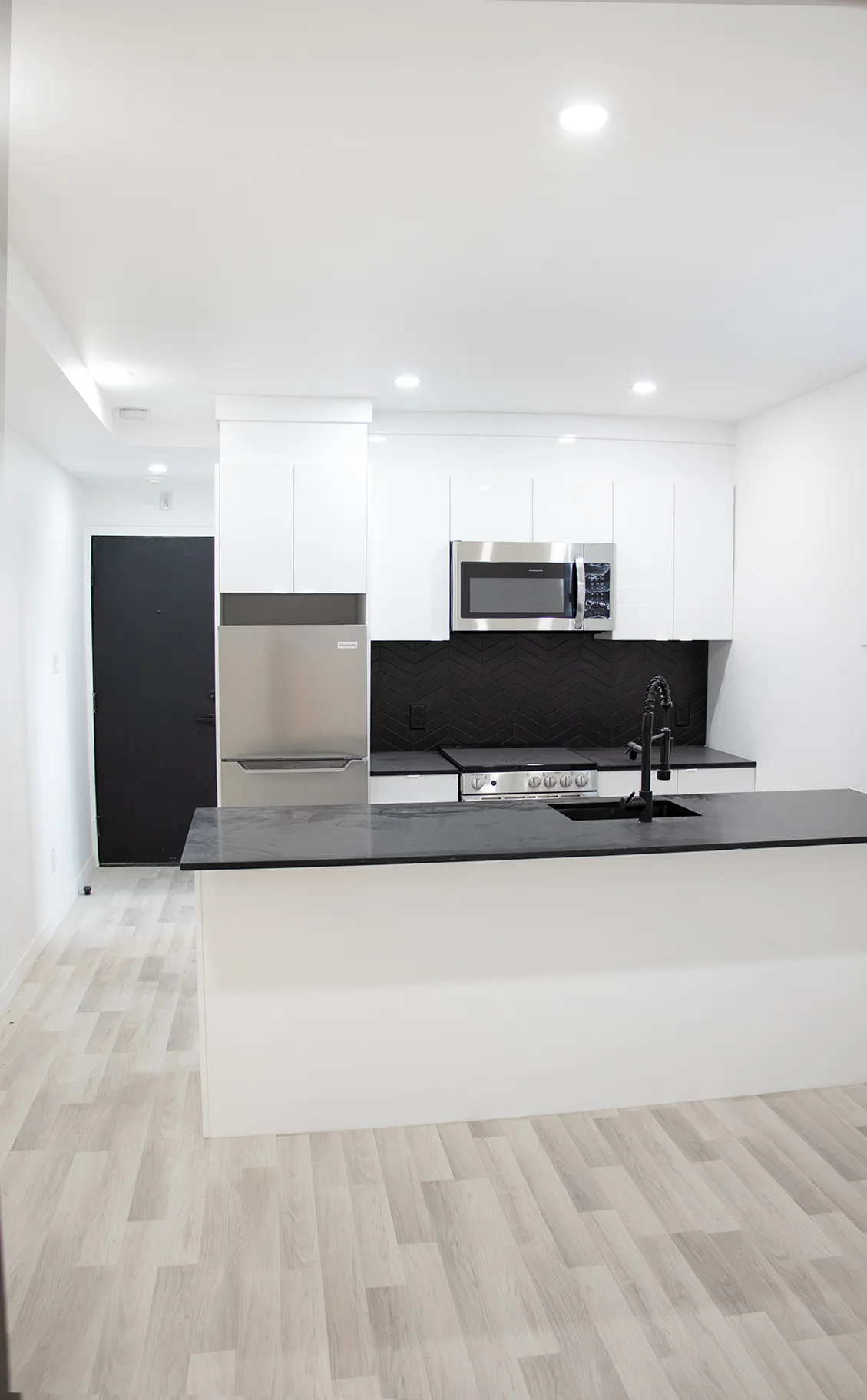 5695 Saint Jacques — Unit 210