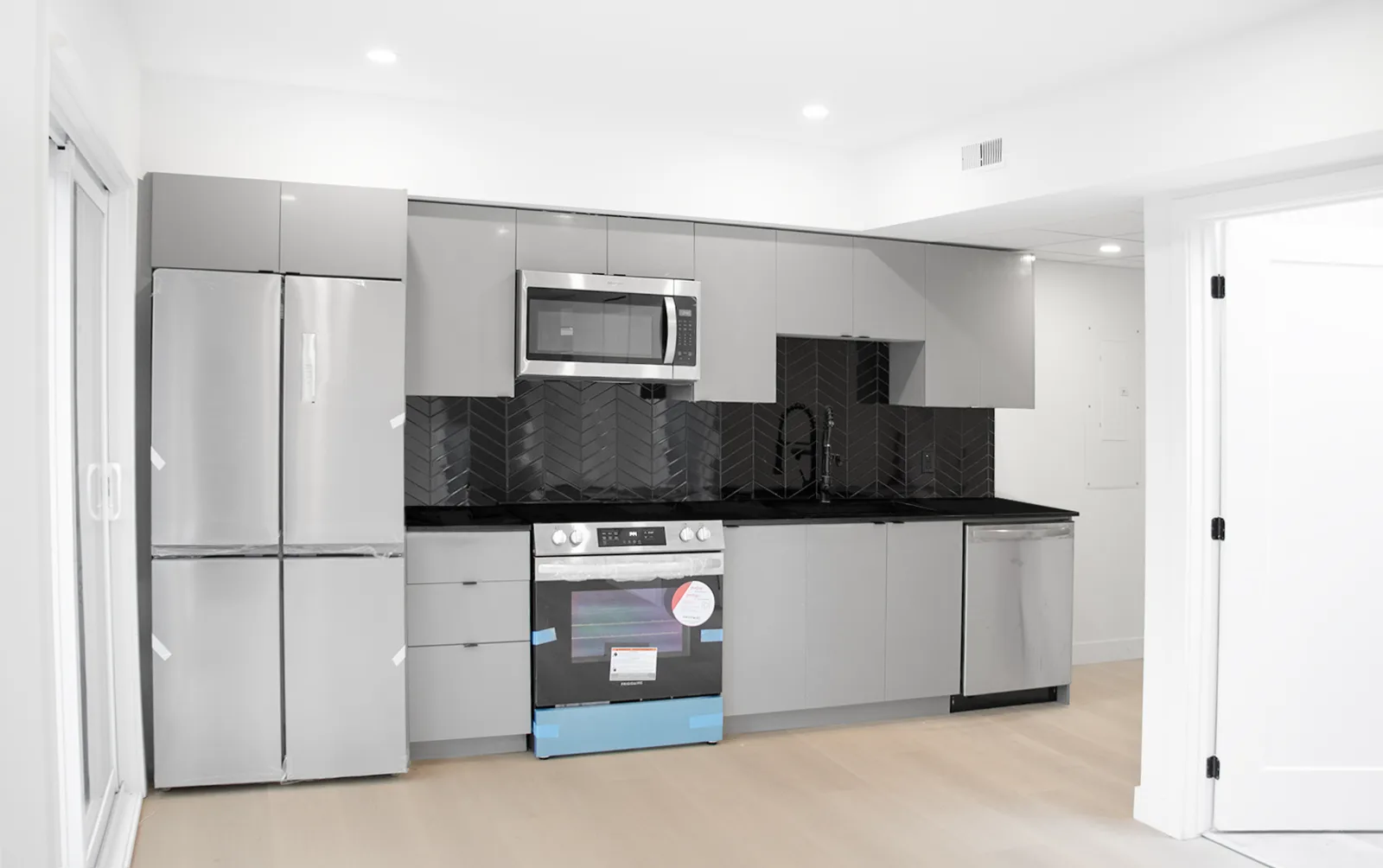 5350 Victoria — Unit 305